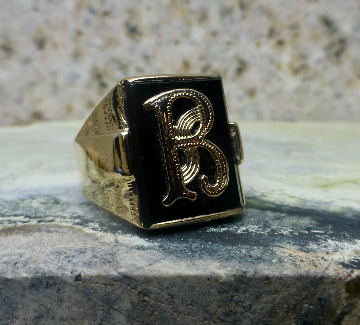 Retro Letter R Onyx Signet Ring In 10 Karat Gold – Sea Fare Vintage