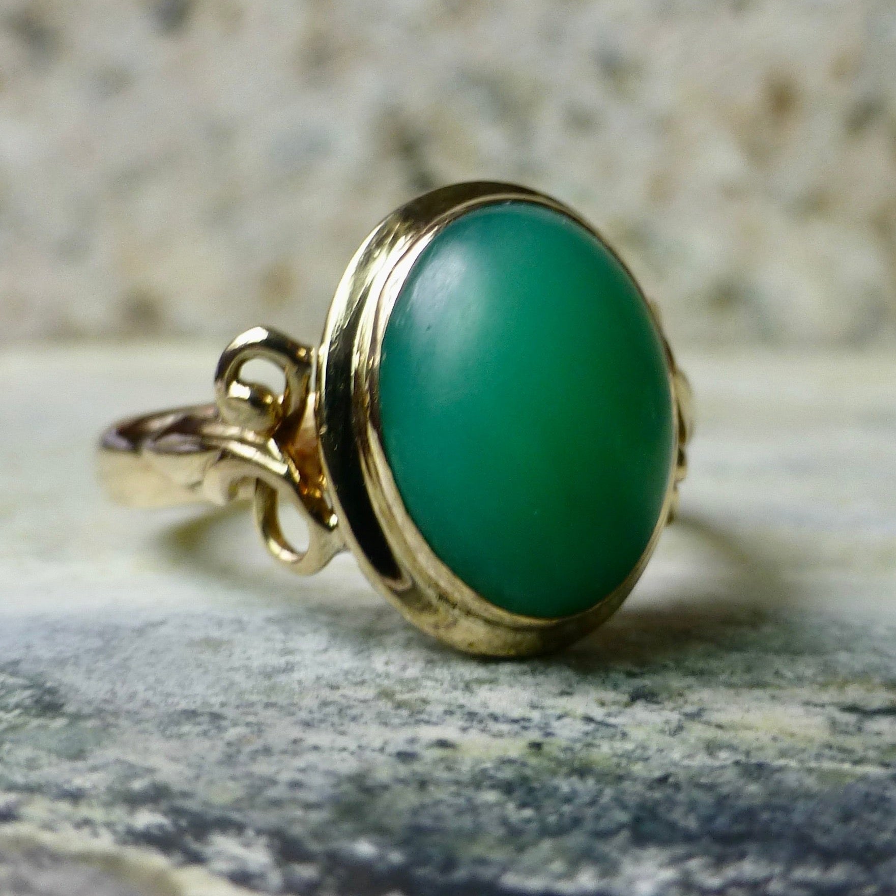 Retro Chrysoprase Ring In 14 Karat Yellow Gold